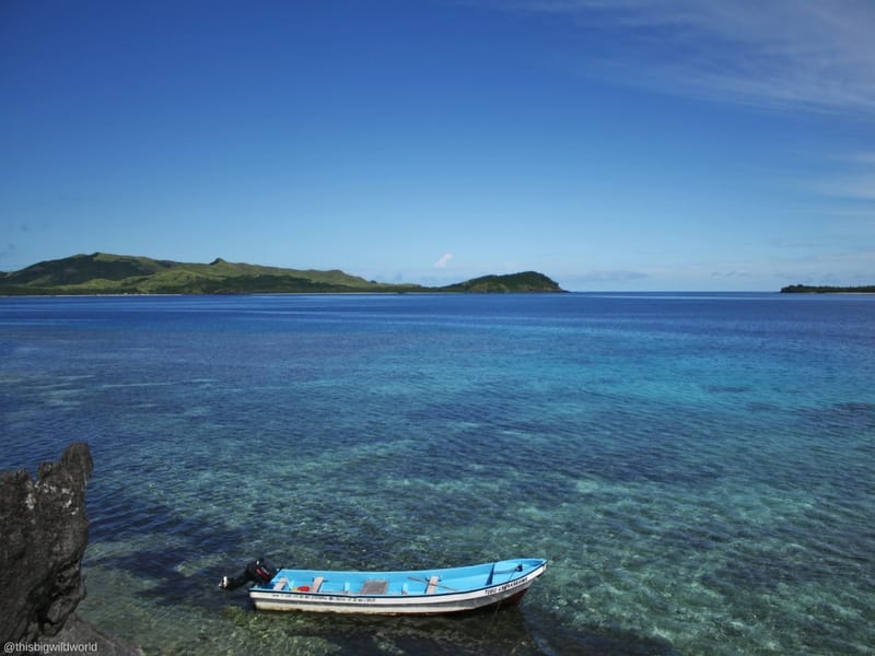 Image of where the boat drops you off for the Sawa-i-lau Caves, with bright blue water and islands off in the distance.