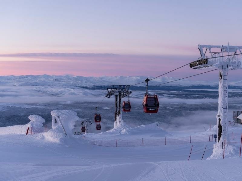 Skiing in Areskutan Sweden at sunset. Photo by Hendrik Morkel on Unsplash