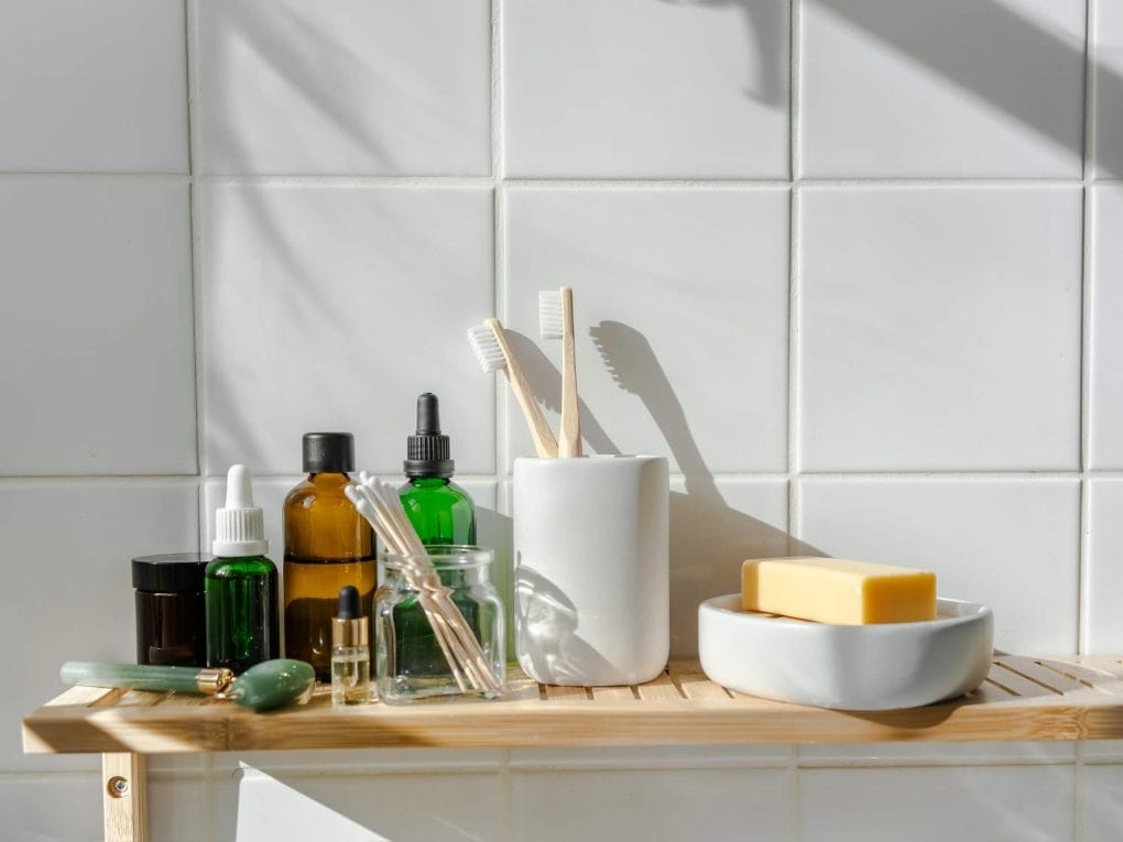 Toiletries sitting on the shelf in a shower